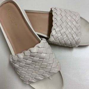 BRAND NEW!! Never worn! Bought formy daughter, but they didn’t fit. No returns😫